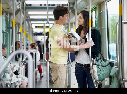 Jeune couple en tram, Vitoria, Alava, Pays Basque, Espagne Banque D'Images