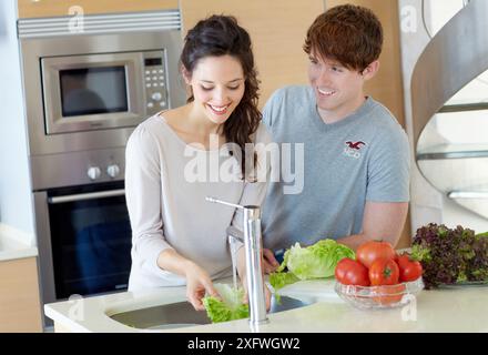 Young couple in kitchen Banque D'Images