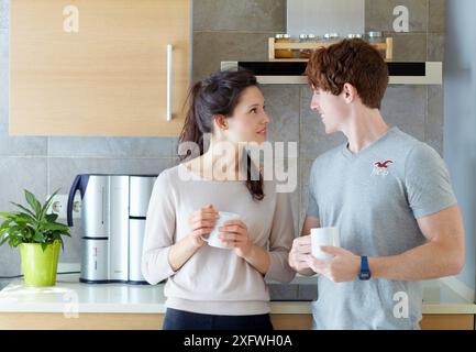 Young couple in kitchen Banque D'Images