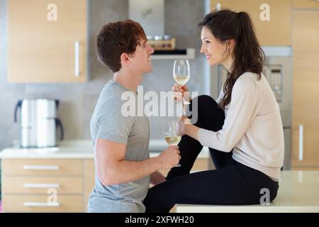 Young couple in kitchen Banque D'Images