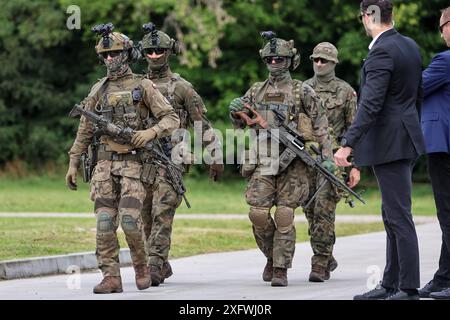 Les militaires marchent des agents de sécurité les regardent pendant la cérémonie de lancement du groupement tactique de l'UE dans le 6e bataillon logistique à Cracovie. Le devoir dans le groupement tactique de l'UE est une réponse à la sécurité géopolitique, le groupe se compose de forces spéciales en attente prêtes pour des missions humanitaires et de maintien de la paix. La brigade aéroportée polonaise 6 forme le noyau principal du groupe. Crédit : Dominika Zarzycka/Alamy Live News Banque D'Images