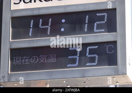 Tokyo, Japon. 5 juillet 2024. Un thermomètre dans la rue affiche une température de 35 degrés Celsius dans le district de Nihonbashi à Tokyo, Japon, le 5 juillet 2024. Selon l'annonce de l'Agence météorologique japonaise, la température à Tokyo a enregistré plus de 35 degrés Celsius. Crédit : Naoki Morita/AFLO/Alamy Live News Banque D'Images