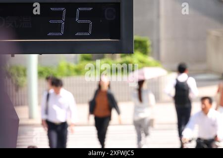 Tokyo, Japon. 5 juillet 2024. Un thermomètre dans la rue affiche une température de 35 degrés Celsius dans le district de Nihonbashi à Tokyo, Japon, le 5 juillet 2024. Selon l'annonce de l'Agence météorologique japonaise, la température à Tokyo a enregistré plus de 35 degrés Celsius. Crédit : Naoki Morita/AFLO/Alamy Live News Banque D'Images