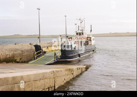 Ferry 'Eynhallow' au quai sur l'île de Rousay, Orcades. photo film 35 mm, Banque D'Images