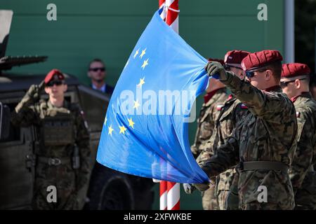 Cracovie, Pologne. 05 juillet 2024. Les militaires portent le drapeau de l'Union européenne lors de la cérémonie de lancement du groupement tactique de l'UE dans le 6e bataillon logistique à Cracovie. Le devoir dans le groupement tactique de l'UE est une réponse à la sécurité géopolitique, le groupe consent des forces spéciales en attente prêtes pour des missions humanitaires et de maintien de la paix. La brigade aéroportée polonaise 6 forme le noyau principal du groupe. Crédit : SOPA images Limited/Alamy Live News Banque D'Images