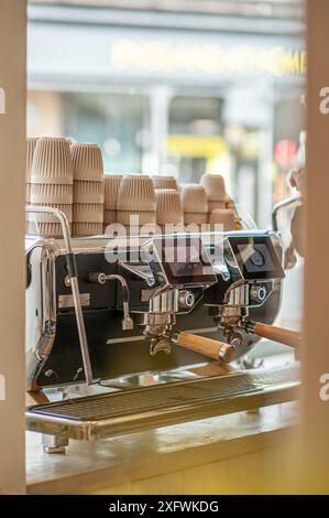 Machine à café moderne dans un café. Style minimaliste. Banque D'Images