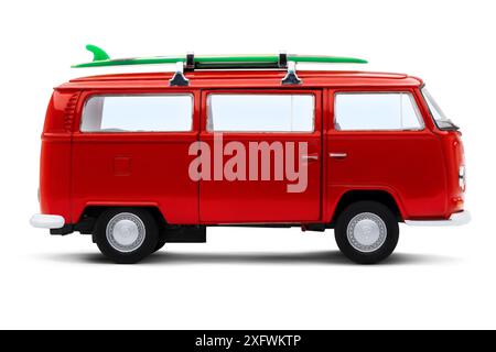 Izmir, Turquie - 4 juin 2024 : vue latérale droite d'une voiture miniature rouge Volkswagen Camper 1971 avec une planche de surf sur le dessus, photographiée sur fond blanc Banque D'Images