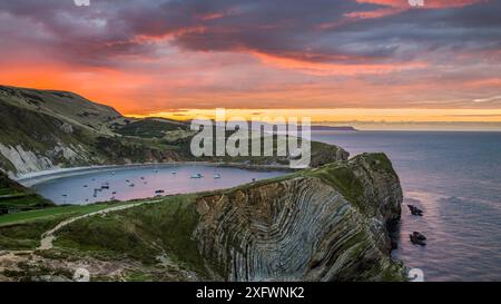 Lulworth Cove and Stair Hole at Sunrise, West Lulworth, Dorset, Angleterre, Royaume-Uni. Septembre 2015. Banque D'Images