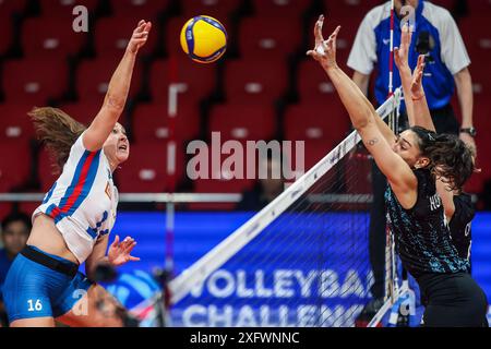 Manille, Philippines. 5 juillet 2024. Michaela Mlejnkova (G) de la République tchèque a marqué le ballon lors du match opposant la République tchèque et l'Argentine à la Coupe Challenger féminine de volleyball FIVB 2024 à Manille, Philippines, le 5 juillet 2024. Crédit : Rouelle Umali/Xinhua/Alamy Live News Banque D'Images