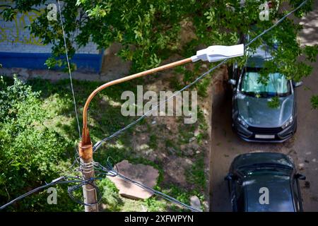 Câble de fil électrique sur le poteau de lampadaire à la journée ensoleillée, horizontale, vue de dessus Banque D'Images