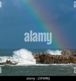 Arc-en-ciel sur la mer Cantabrique, Islares, Castro Urdiales, Cantabrie, Espagne. Décembre 2017. Banque D'Images