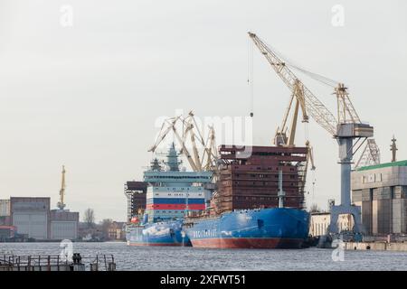 Saint-Pétersbourg, Russie - 21 février 2020 : les brise-glaces nucléaires modernes de l'Arctique du projet 22220 sont en construction à Saint-Pétersbourg. Flotte future Banque D'Images