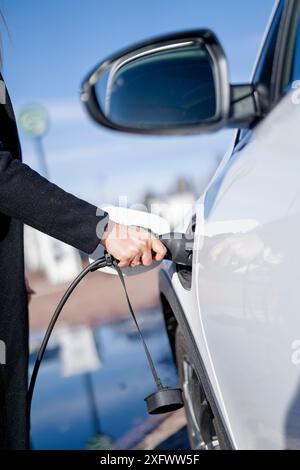 Remplissage femelle d'essence dans le réservoir de stockage de carburant Banque D'Images