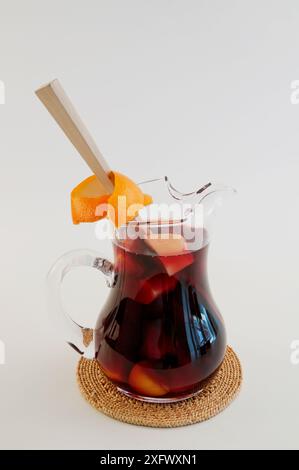 Pichet de sangria, boisson espagnole typique à base de vin rouge et de fruits. Espagne. Banque D'Images