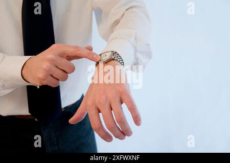 La main de l'homme pointant sa montre. Fermer la vue. Banque D'Images