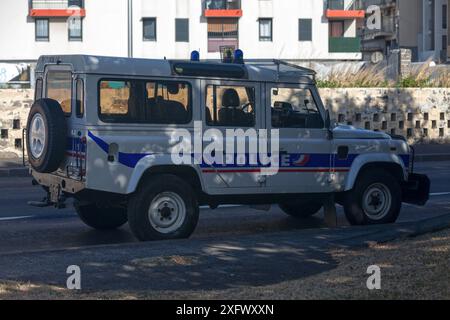 Saint Denis, Réunion - 14 juillet 2016 : véhicule hors route de la police française garé avant le début du défilé de la Bastille Day. Banque D'Images