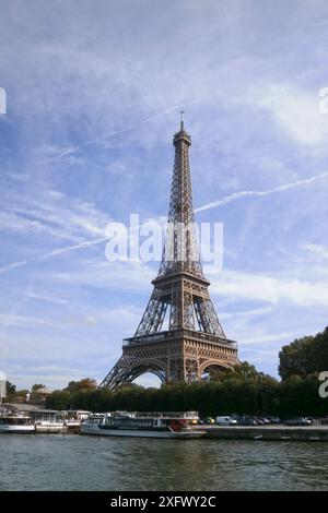 Paris, France - 23 septembre 2017 : Péniches sur la Seine en face de la Tour Eiffel. Banque D'Images