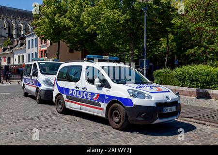 Amiens, France - mai 30 2020 : deux véhicules de la police nationale garés près de la cathédrale. Banque D'Images