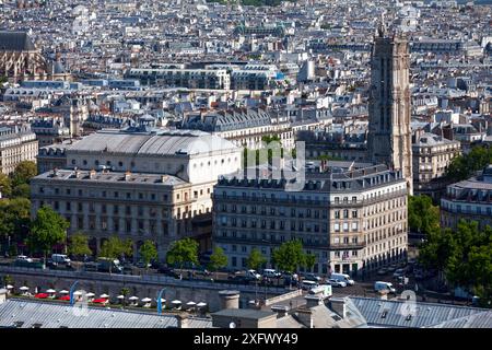 Paris, France - 07 juillet 2017 : vue aérienne de la Tour Saint Jacques avec derrière, la paroisse Saint Eustache et devant le Théâtre du Châtelet et le th Banque D'Images