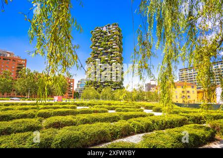 Architecture de gratte-ciel vert dans la vue de Milan, région de Lombardie en Italie Banque D'Images