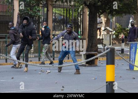 Nairobi, Kenya - 25 juin 2024. Les manifestants ont largué des pierres et d'autres projectiles sur la police lors des manifestations de 2024 contre la facture financière. Banque D'Images