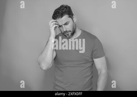 Homme avec confusion expression de visage ayant des doutes. Homme attentionné. Portrait d'un homme sérieux et réfléchi. Beau et attentionné Banque D'Images