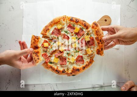 pizza napolitaine aromatisée à la salade césar avec les gens mangeant. Banque D'Images