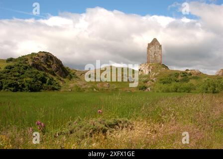 Vue de la tour Smailholm dans Scottish Borders en été Banque D'Images