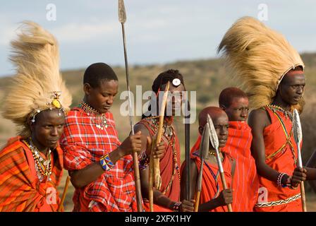 Maasai, jeunes guerriers, deux avec une robe de crinière lion. Maasai Village, Kenya. Septembre 2006. Banque D'Images