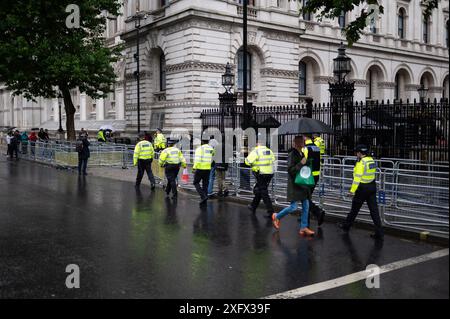 Londres, Royaume-Uni. 5 juillet 2024. Des policiers ont vu arriver au 10 Downing Street en préparation de l'arrivée du nouveau premier ministre. Après une victoire écrasante du Labour, Keir Starmer devient premier ministre du Royaume-Uni. Crédit : David Tramontan / Alamy Live News Banque D'Images