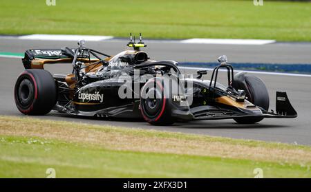 Le tournage a lieu pour le film F1 sur piste pendant la journée d'entraînement au circuit de Silverstone, Northamptonshire. Formule 1, Apple original films et Warner Bros Pictures Today a révélé le titre du prochain film avec Brad Pitt, réalisé par Joseph Kosinski, et produit par Jerry Bruckheimer et Joe Kosinski, sera F1. Date de la photo : vendredi 5 juillet 2024. Banque D'Images