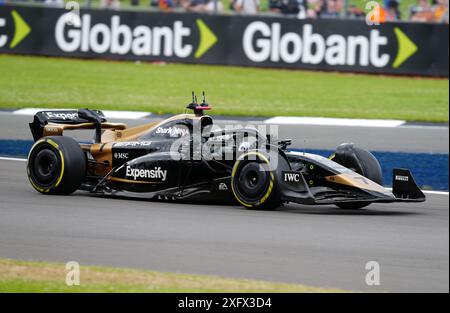 Le tournage a lieu pour le film F1 sur piste pendant la journée d'entraînement au circuit de Silverstone, Northamptonshire. Formule 1, Apple original films et Warner Bros Pictures Today a révélé le titre du prochain film avec Brad Pitt, réalisé par Joseph Kosinski, et produit par Jerry Bruckheimer et Joe Kosinski, sera F1. Date de la photo : vendredi 5 juillet 2024. Banque D'Images