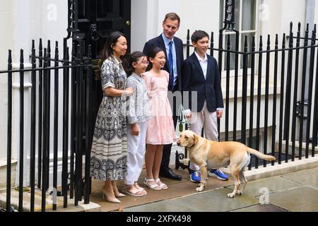 Londres, Royaume-Uni. 5 juillet 2024. L'ex-chancelier Jeremy Hunt et sa famille quittent le 11 Downing Street à Londres, après que le parti travailliste ait remporté une victoire écrasante aux élections générales de 2024. Le crédit photo devrait se lire comme suit : Matt Crossick/Empics/Alamy Live News Banque D'Images