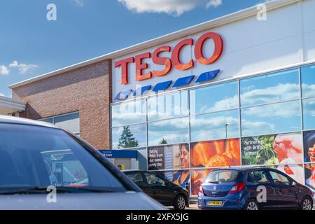 Vue extérieure d'un grand magasin Tesco avec une grande enseigne Tesco à l'avant du bâtiment. Banque D'Images