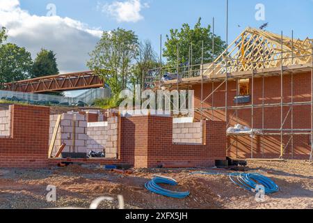 Construction de plusieurs maisons neuves sur un petit site de friches industrielles en développement, Royaume-Uni. Banque D'Images