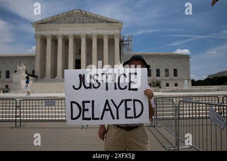 Washington DC, États-Unis . 04 juillet 2024. Un manifestant montre une pancarte avec les mots «Justice retardée» devant la Cour suprême des États-Unis à Washington DC le 4 juillet 2024, jour de l'indépendance nationale. Pendant que les gens attendent les feux d'artifice pour célébrer le jour de l'indépendance des États-Unis. (Photo de Aashish Kiphayet/Sipa USA) crédit : Sipa USA/Alamy Live News Banque D'Images