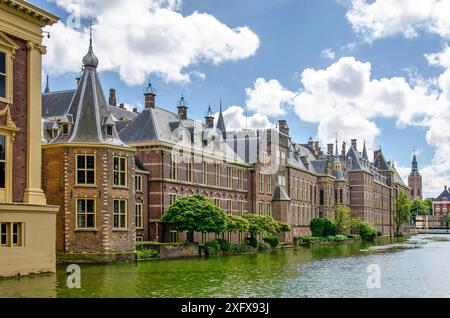 La Haye, pays-Bas, 16 juin 2024 : le complexe gouvernemtn de Binnenhof, vieux de 800 ans, et l'étang adjacent avec sur la gauche la litt du premier ministre Banque D'Images