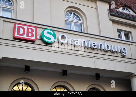 Oranienburg, Allemagne. Façade principale de la gare, avec les logos Deutshe Bahn (DB) et S-Bahn Banque D'Images