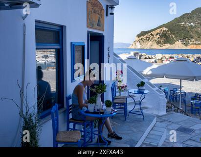 06/20/2024 Volos ville, Grèce la jeune femme se détend à l'ombre par une chaude journée en Grèce Banque D'Images