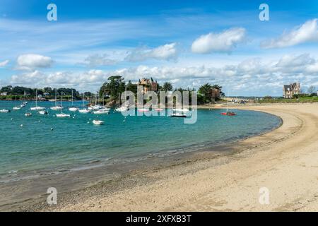 Vue sur le château et la plage de Bechet à Saint-Briac-sur-mer, lle-et-Vilaine, Bretagne, France Banque D'Images