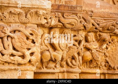 Reliefs romans dans le monastère de Santa María la Real, IX siècle. Piasca. Picos de Europa. Cantabrie. Espagne. Banque D'Images