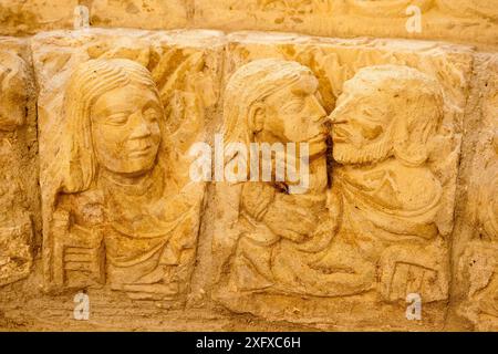 Reliefs romans dans le monastère de Santa María la Real, IX siècle. Piasca. Picos de Europa. Cantabrie. Espagne. Banque D'Images