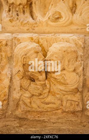 Reliefs romans dans le monastère de Santa María la Real, IX siècle. Piasca. Picos de Europa. Cantabrie. Espagne. Banque D'Images