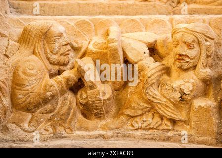 Reliefs romans dans le monastère de Santa María la Real, IX siècle. Piasca. Picos de Europa. Cantabrie. Espagne. Banque D'Images