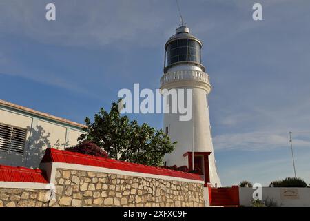 462 le phare de Faro del Morro, situé sur un promontoire, guide l'entrée de la baie depuis sa hauteur focale de 82 m et sa portée de 50 km. Santiago-Cuba. Banque D'Images