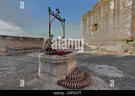 Puits d'eau recouvert de 474 couvercles avec support de poulie en fer forgé vintage sur le dessus, plate-forme du sacrement béni, château de San Pedro del Morro. Santiago-Cuba. Banque D'Images