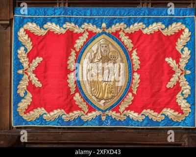 Tapisserie, de Jésus et de sa mère Marie, sur la chaise de l'évêque dans la salle capitulaire de la cathédrale gothique médiévale chrétienne à Lincoln, en Angleterre. Banque D'Images