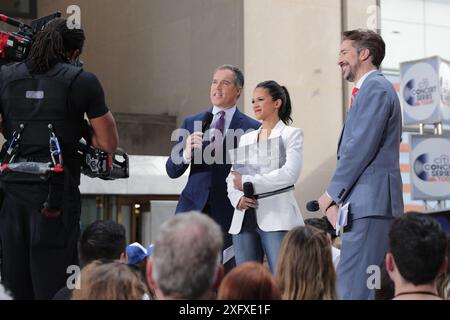 New York, USA, 4 juillet 2024 - Peter Alexander, ( co-animateur de TODAY ) Bleachers se produit sur NBCS Today au Rockefeller Plaza le 4 juillet 2024 à New York Banque D'Images