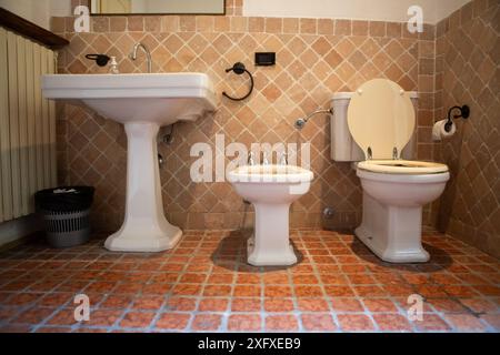 Salle de bains d'appartement vintage capturée dans une photographie. Banque D'Images