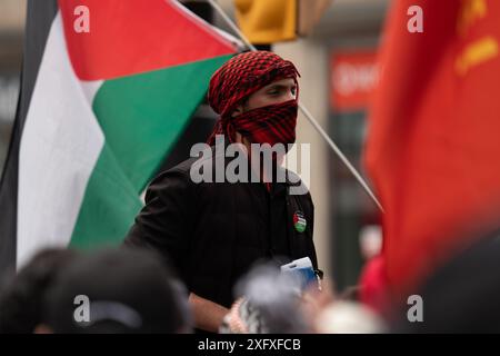 Les manifestants de All Out for Gaza protestent, protestent et parlent à la foule dans les rues de Toronto, Ontario Canada. Banque D'Images